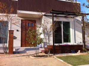 北欧風住宅にマッチした 自然な風合いの木調アルミテラス