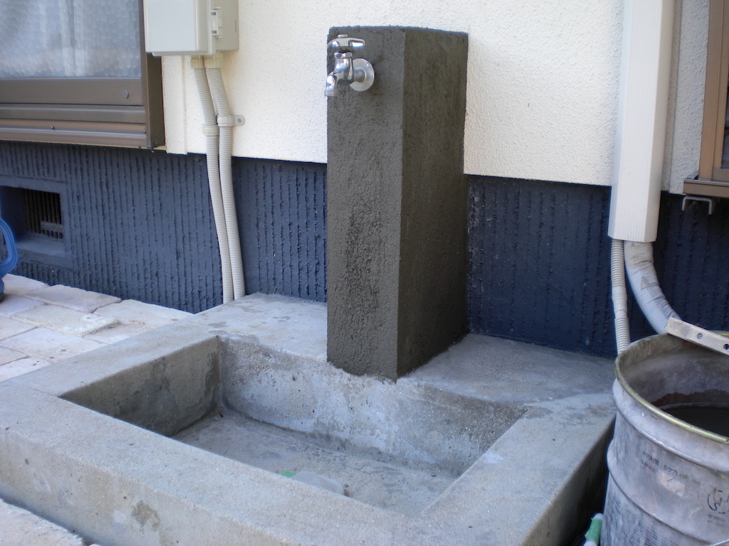 モザイクタイルと真鍮の水栓で古い水栓柱をリフォーム 備前市Y様 | 岡山で建材・エクステリアの事なら三井商会へ