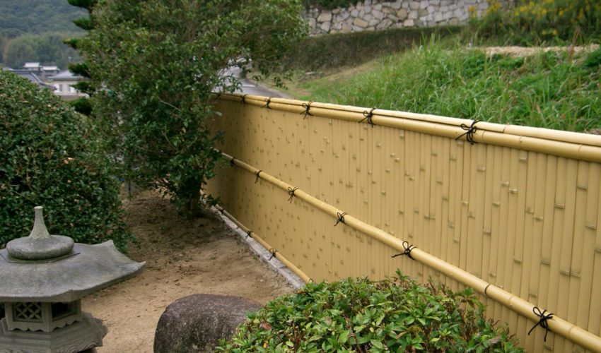古びた竹垣フェンスを人工竹垣フェンスに取り換え 備前市k様 岡山で建材 エクステリアの事なら三井商会へ