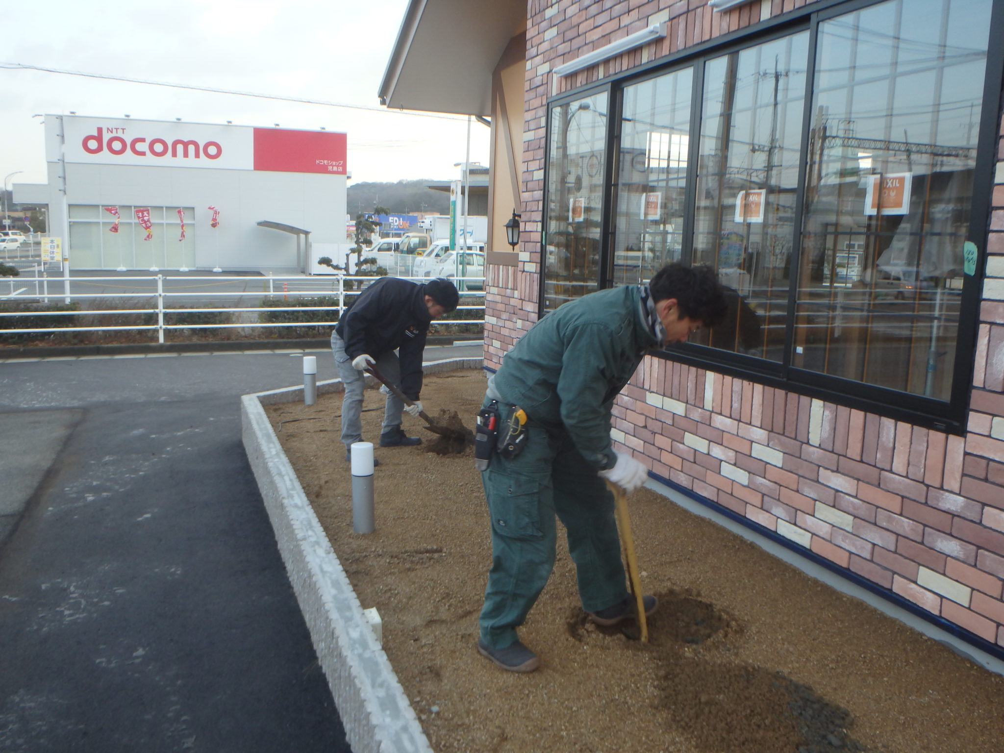 シマトネリコ穴掘り 岡山で建材 エクステリアの事なら三井商会へ