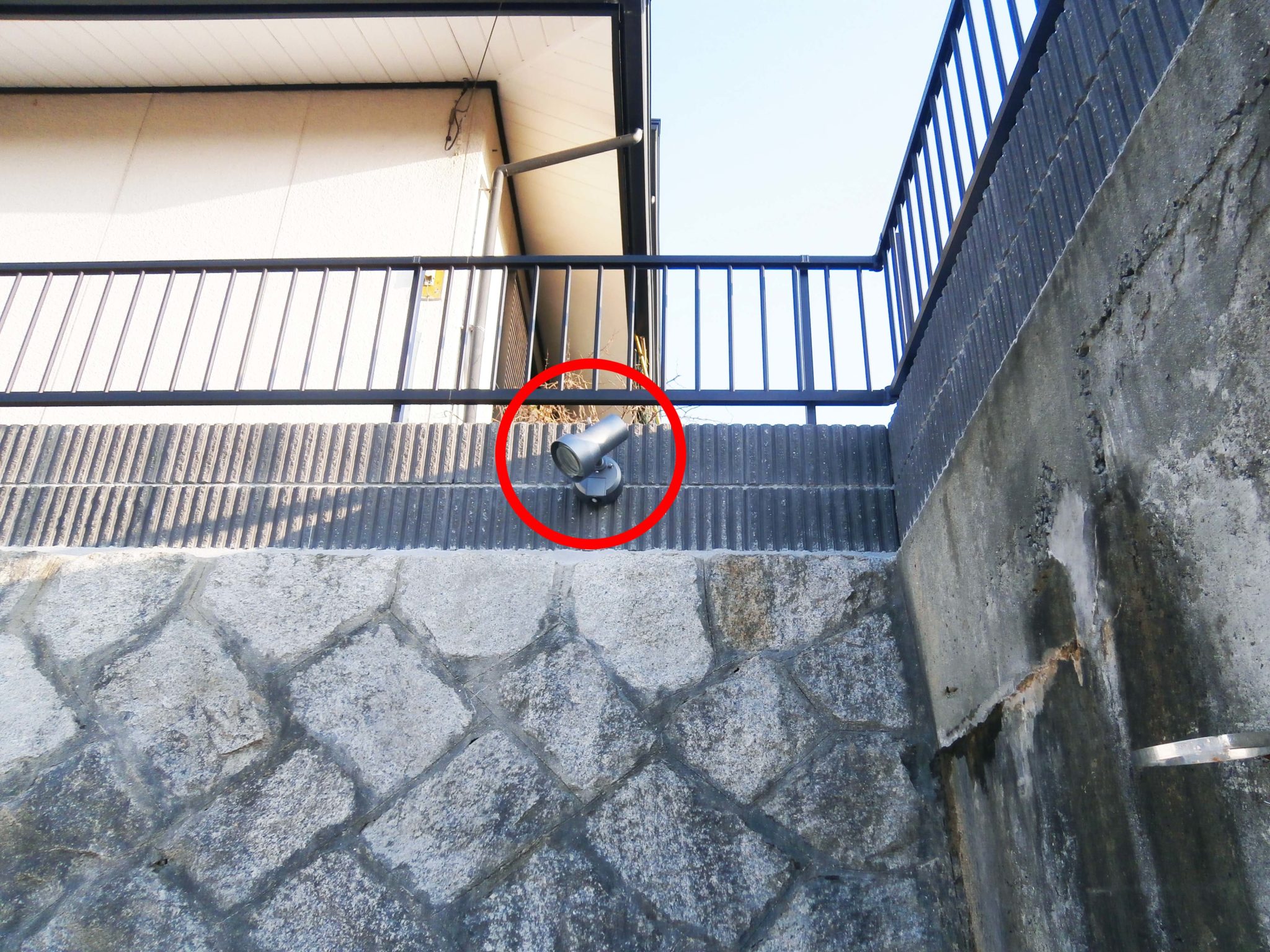 補助手すり付き階段アプローチと境界フェンスで安全性に配慮したお庭 赤磐市k様 岡山で建材 エクステリアの事なら三井商会へ